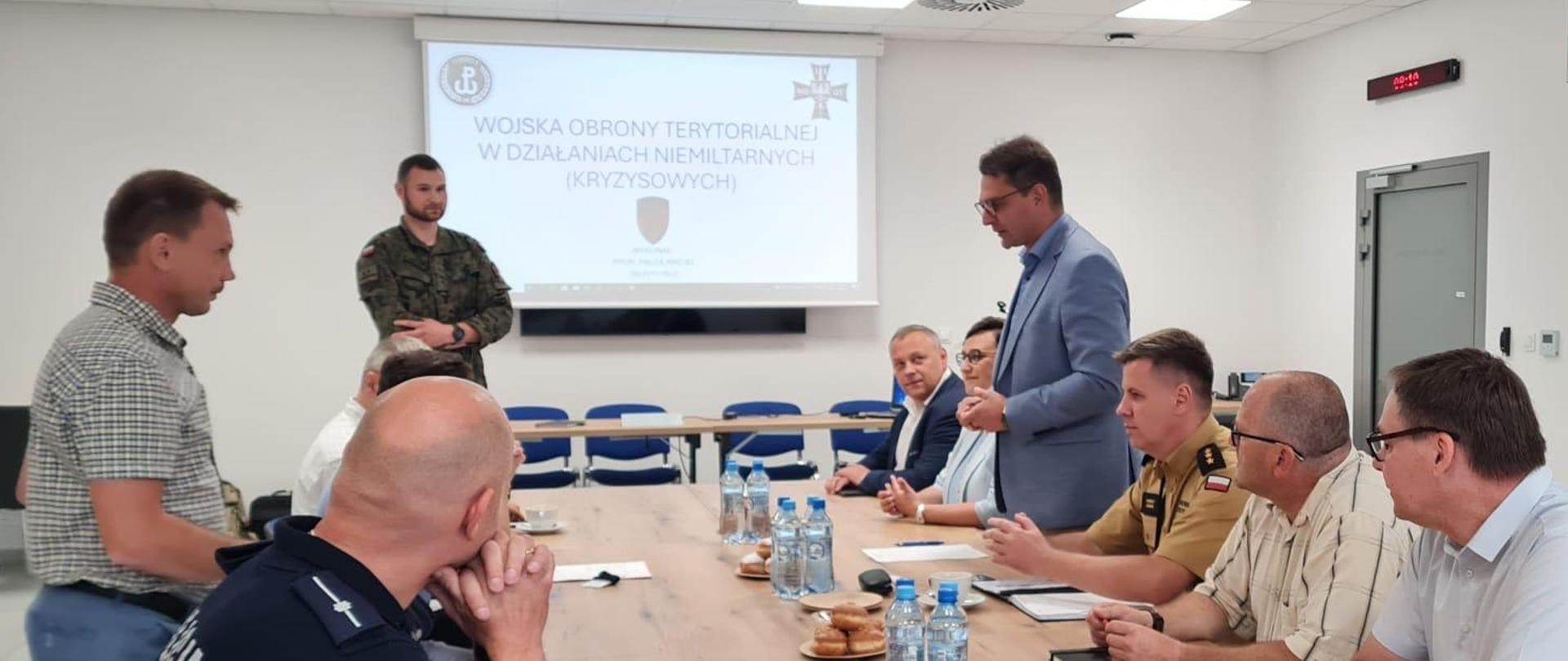 Spotkanie z przedstawicielami 11 Małopolskiej Brygady Obrony Terytorialnej w Komendzie Powiatowej PSP w Wieliczce