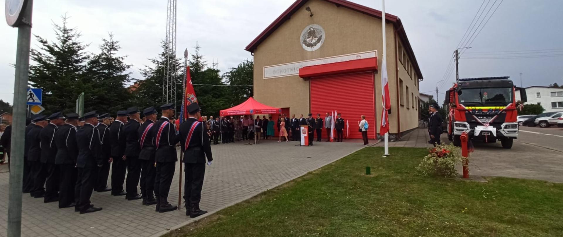 Widok placu przed strażnicą OSP Kamienica Królewska w trakcie uroczystości