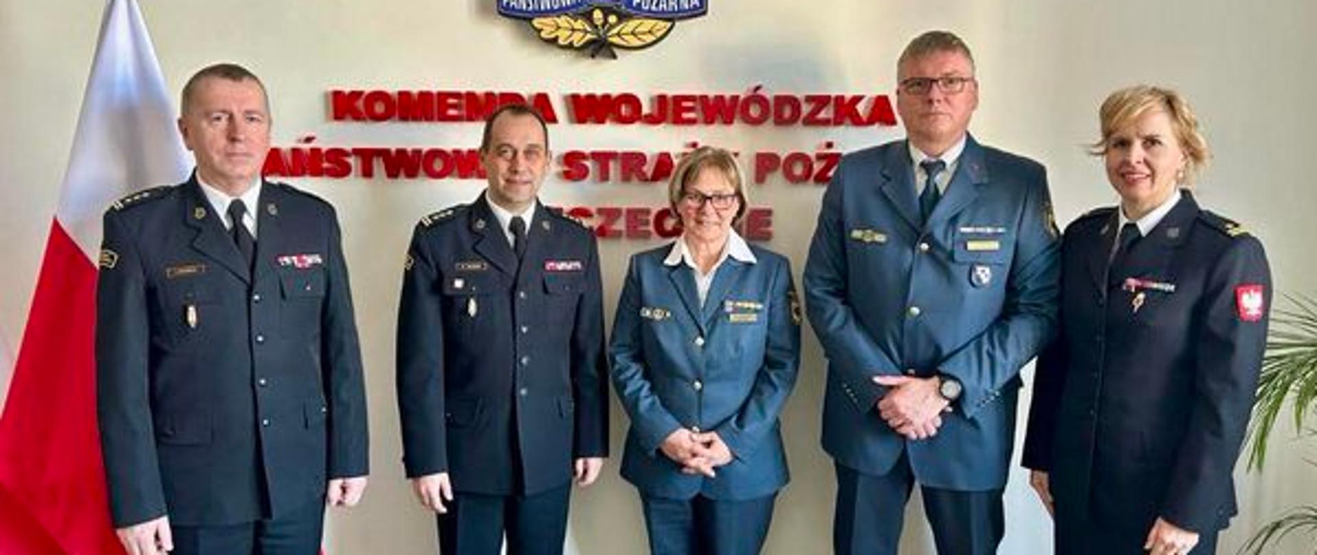 19 marca br. Zachodniopomorski Komendant Wojewódzki Państwowa Straż Pożarna st. bryg. Mirosław Pender spotkał się z Panią Georgią Pfleiderer – p.o. Pełnomocnika Federalnej Służby THW na kraje związkowe Hamburg, Szlezwik-Holsztyn, Meklemburgię - Pomorze Przednie w celu omówienia najważniejszych kierunków współpracy. Strony ustaliły najważniejsze przedsięwzięcia, które zostaną zrealizowane jeszcze w tym roku, jak ćwiczenia czy specjalistyczne szkolenia.
Ważnym elementem wizyty było zapoznanie się ze strukturą krajowego systemu ratowniczo-gaśniczego, a także z funkcjonowaniem modułu gaśniczego GFFFV, którym dysponuje Państwowa Straż Pożarna województwa zachodniopomorskiego. Moduł ten spełnia wymagania do niesienia pomocy poza granicami naszego państwa, uruchamiany w ramach mechanizmu wspólnotowego UE. Następnie delegacja odwiedziła Stanowisko Kierowania Komendanta Wojewódzkiego oraz Jednostkę Ratowniczo-Gaśniczą Państwowej Straży Pożarnej nr 5, Komendy Miejskiej Państwowej Straży Pożarnej w Szczecinie