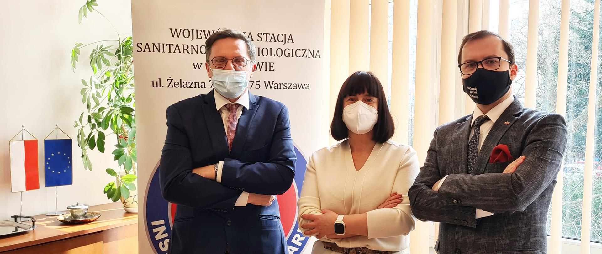 Stoją od lewej dyr Tomasz Białas, dyr Anna Krawczuk, dyr Przemysław Rzodkiewicz