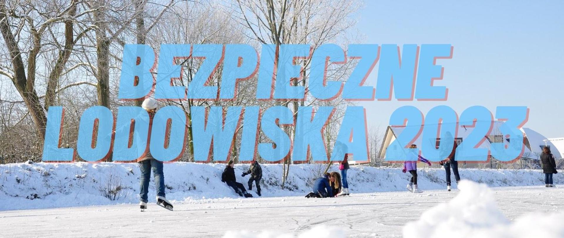 Niebieski napis BEZPIECZNE LODOWISKA 2023 a w tle bawią się ludzie na śniegu i lodowisku.