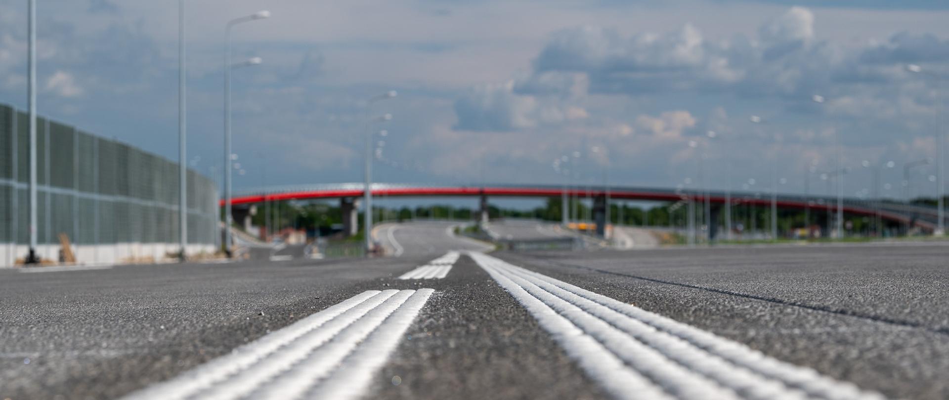 Nawierzchnia widoczna z obiektywu na poziomie "żaby"