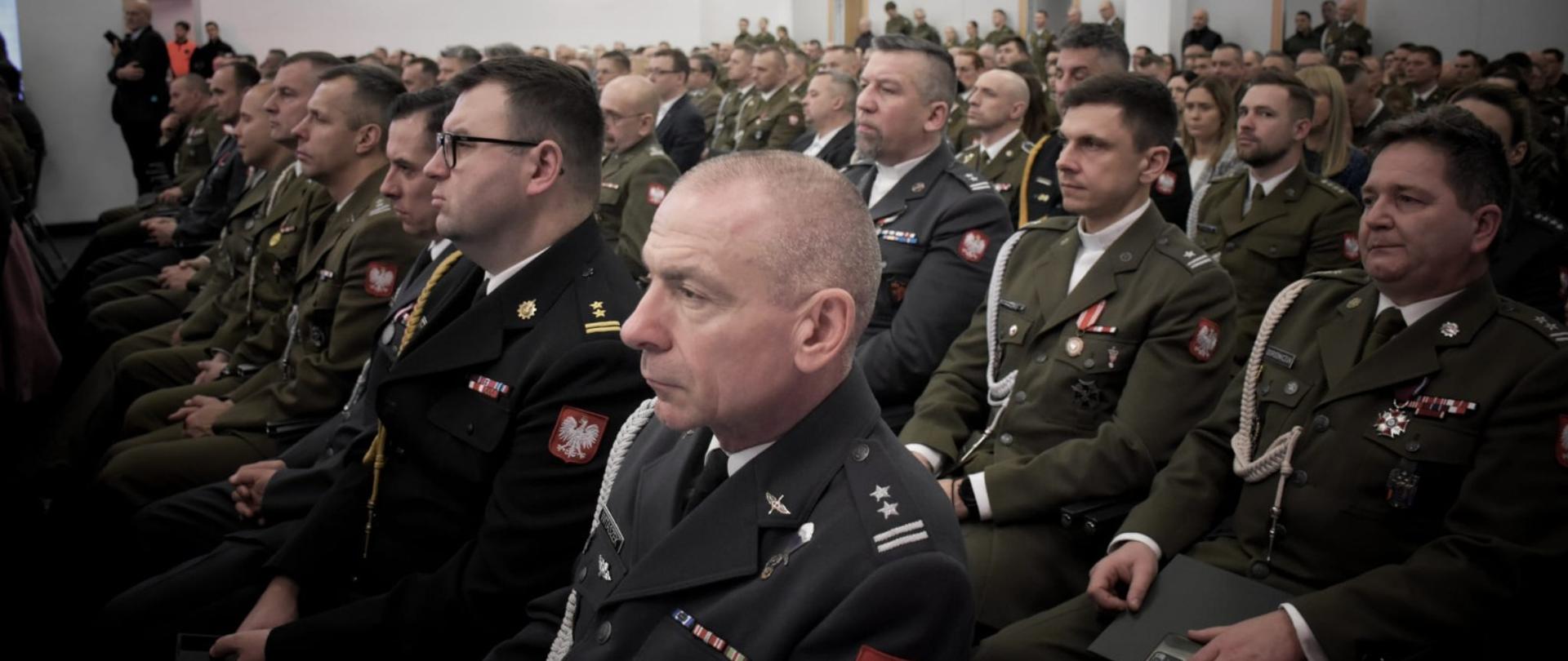Przedstawiciele służb w mundurach galowych w trakcie uroczystości