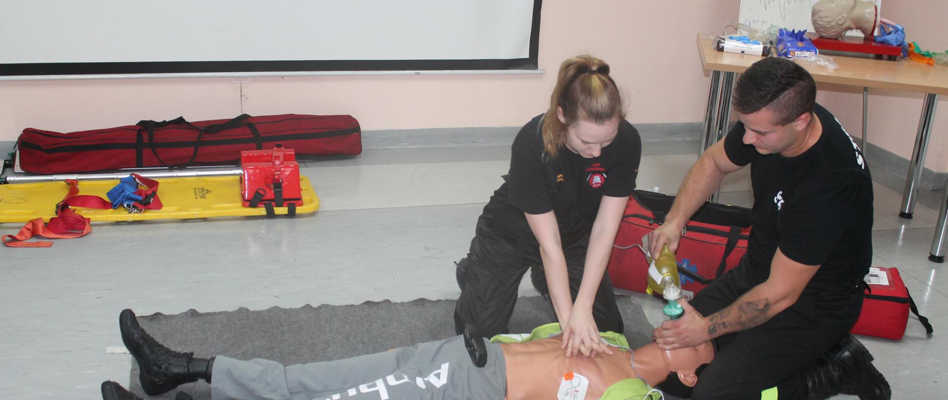 Zdjęcie przedstawia druhów OSP podczas szkolenia.