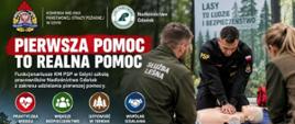 Pierwsza Pomoc to realna pomoc. Plakat promujący udzielanie pierwszej pomocy. PSP szkoli nadleśnictwo. Na obrazku strażak wykonuje masaż serca na manekinie. Służba leśna obserwuje i się uczy.