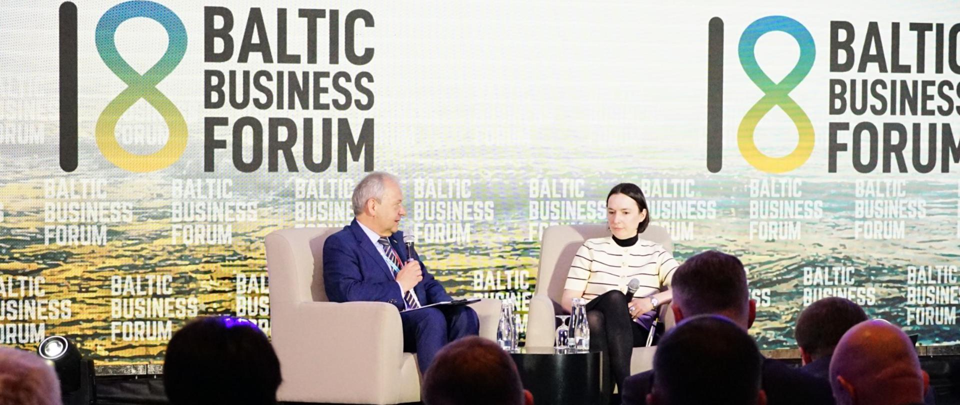 Wiceminister Eliza Zeidler na 18. Baltic Business Forum w trakcie rozmowy z Dariuszem Szymczychą, wiceprezesem Polsko-Ukraińskiej Izby Gospodarczej. Ujęcie zza publiczności. 