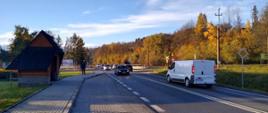 droga krajowa nr 47 pomiędzy Szaflarami a Zakopanem, po lewej przystanek autobusowy, w jesiennej scenerii