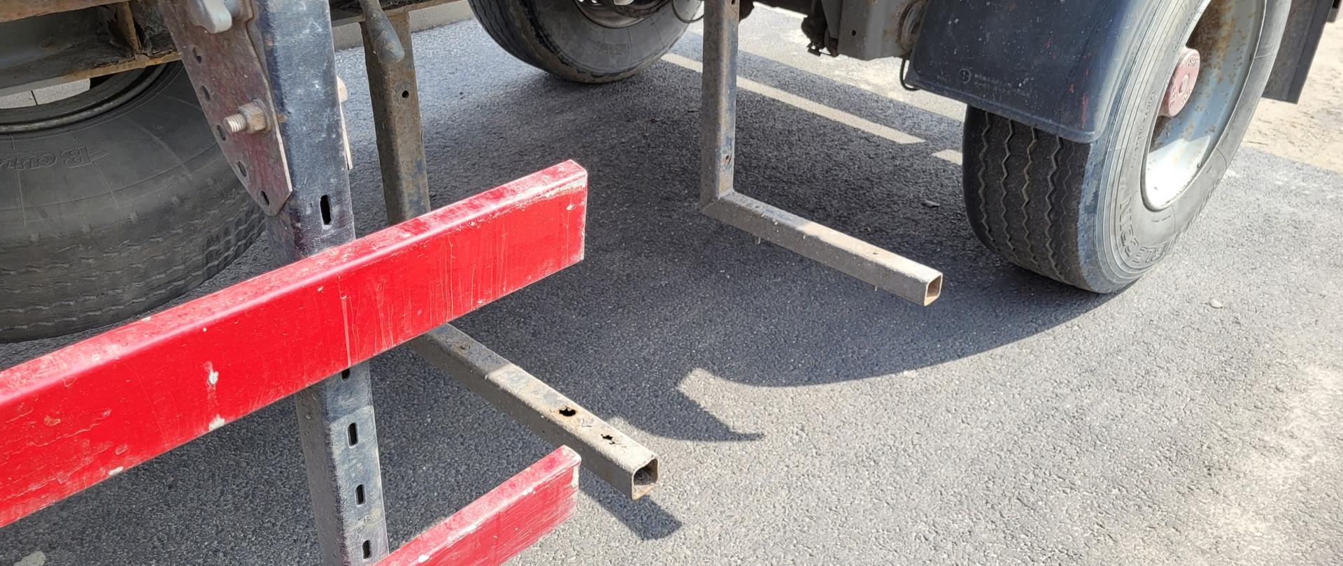 Zabezpieczenie boczne przyczepy z lewej strony nie miało jednego elementu