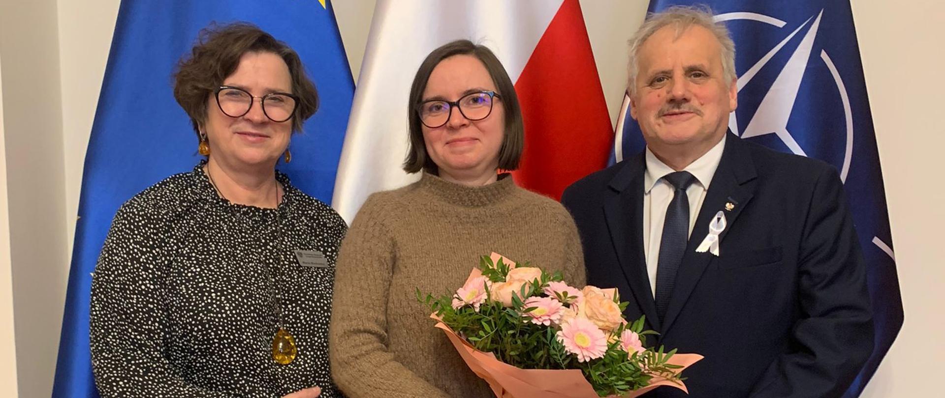 Od lewej: Dyrektor Wydziału Spraw Obywatelskich i Cudzoziemców Maria Rochowicz, Pani Anna Małgorzata Kamińska, Wicewojewoda Warmińsko-Mazurski Zbigniew Szczypiński 