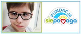 Zdjęcie przedstawia dziewczynkę w czarnych okularach oraz logo fundacji się pomaga