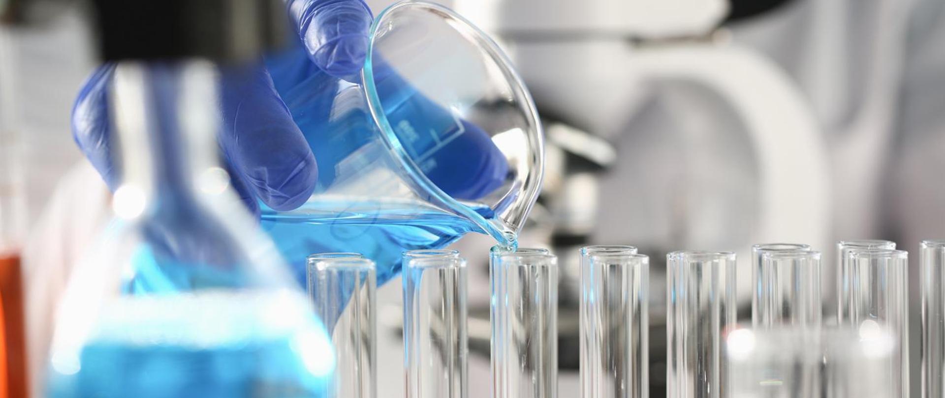 ciecz przelewana do probówek w laboratorium