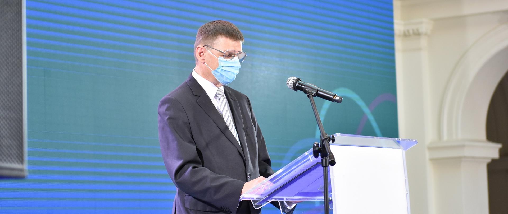 Minister Wrochna przemawia do mikrofonu.