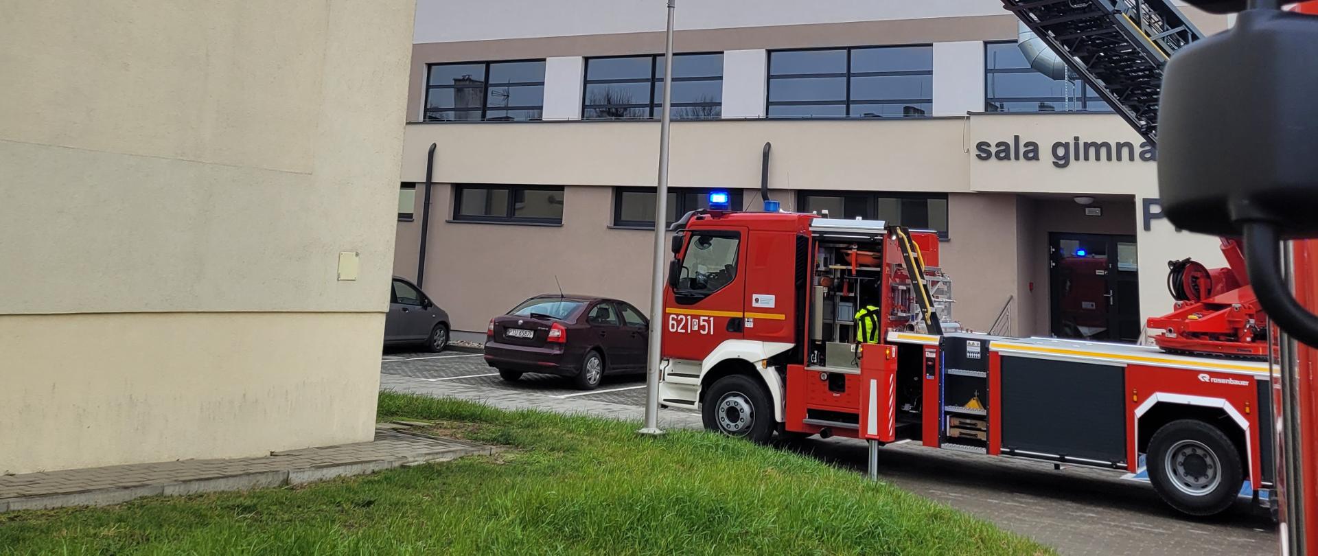 na zdjęciu strażacy podczas ćwiczeń