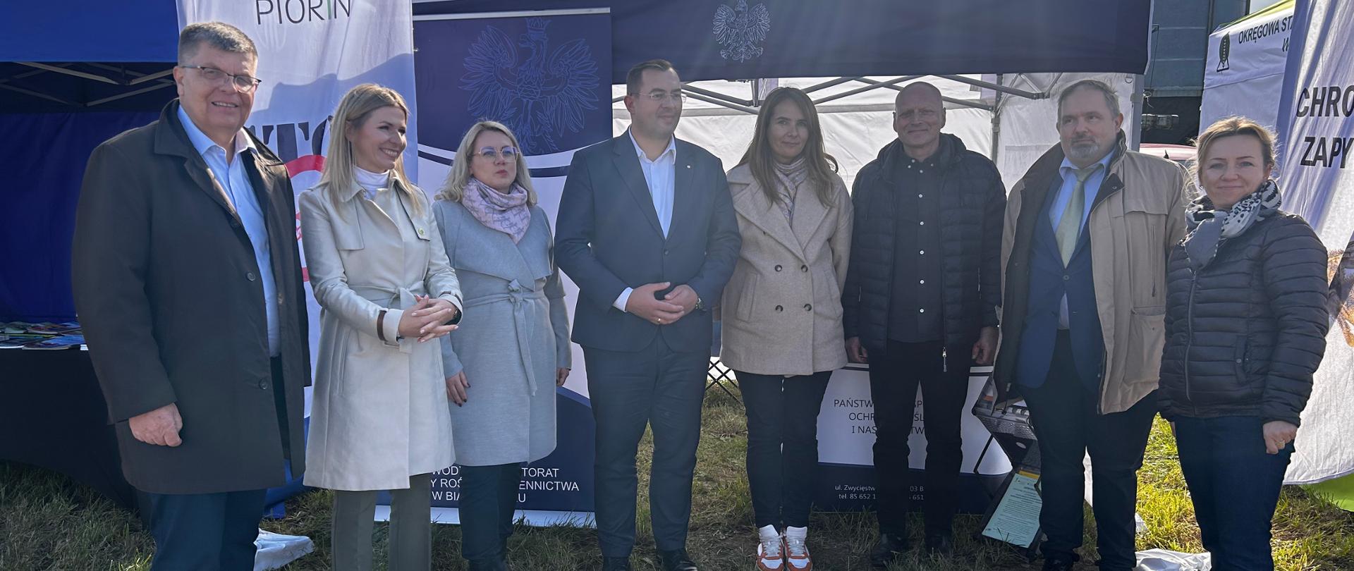 Minister Rolnictwa i Rozwoju Wsi Stefan Krajewski, Zastępca Dyrektora PODR w Szepietowie Jerzy Leszczyński przy stoisku promocyjnym PIORiN.