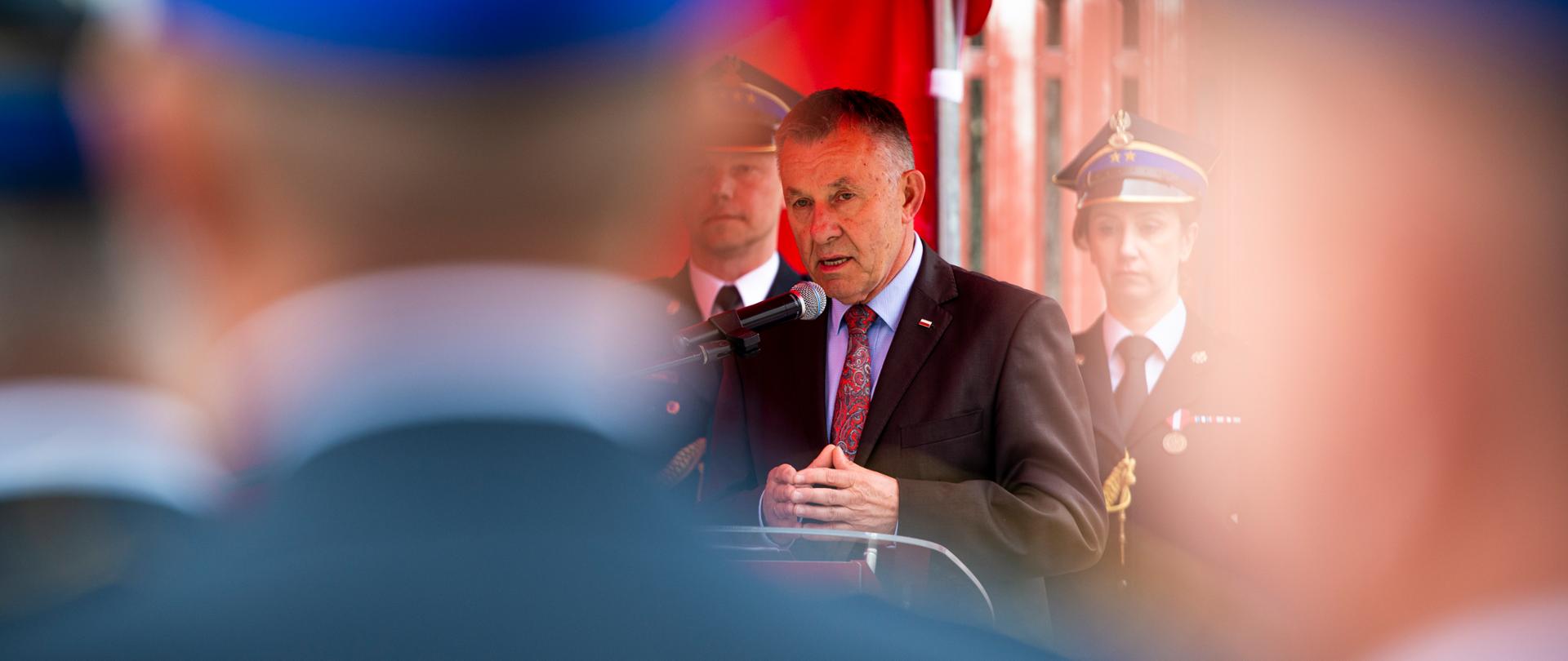 wojewoda łódzki Karol Młynarczyk przemawia podczas wręczenia odznaczeń dla strażaków