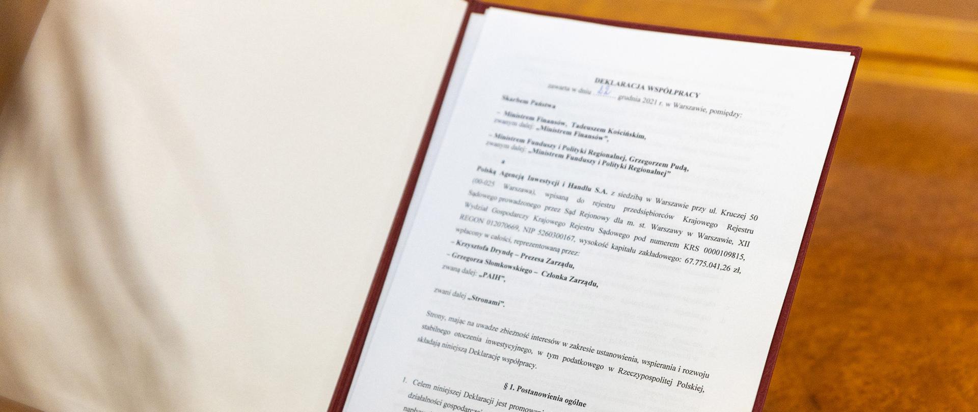 Teczka z dokumentem deklaracji.