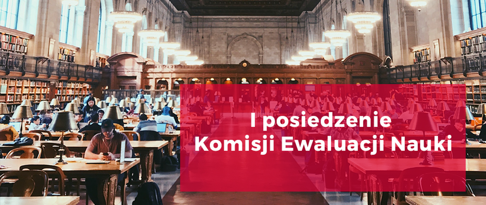 Na zdjęciu widać bibliotekę w szerokim planie. Przy biurkach siedzą studenci i naukowcy. Po lewej napis na czerwonym tle: I posiedzenie Komisji Ewaluacji Nauki