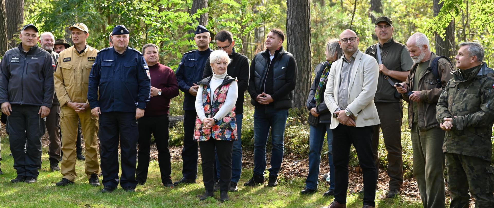 Wojewoda łódzki Dorota Ryl z uczestnikami wydarzenia w leśnictwie Pyszków. 