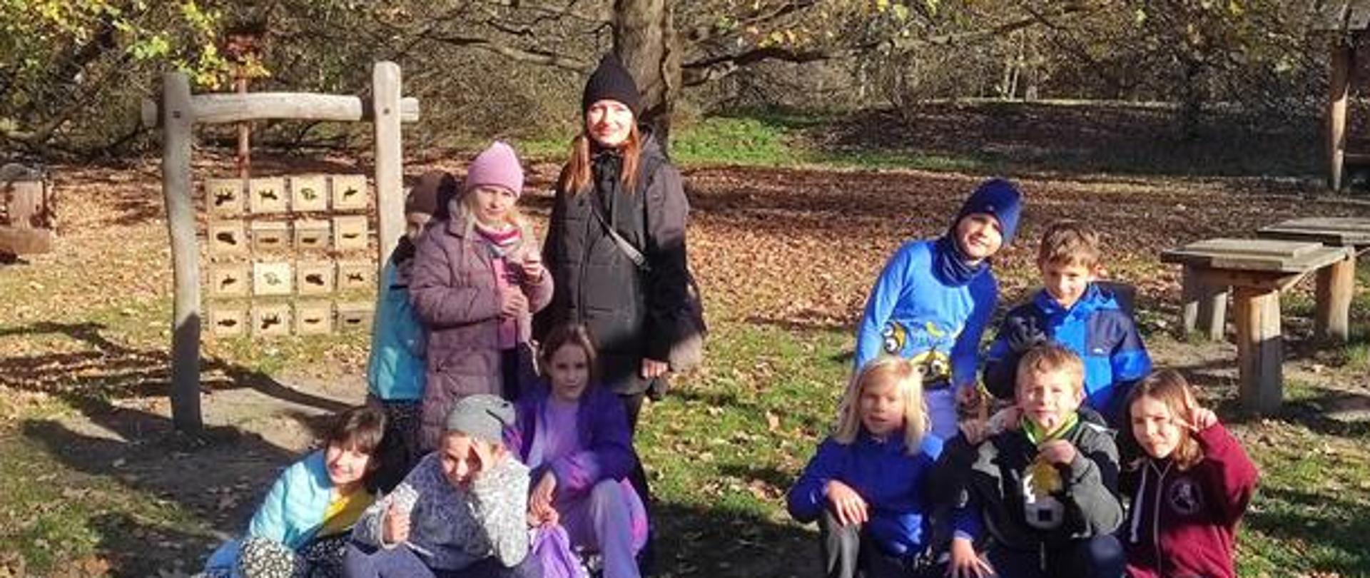 na zdjęciu dzieci z 3b wraz z wychowawczynią