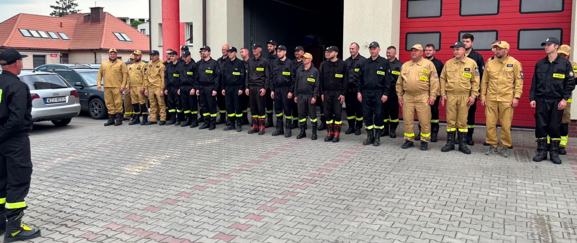 Uczestnicy szkolenia kierowców-konserwatorów sprzętu ratowniczego OSP po zdanym egzaminie. Grupa druhów, która właśnie podniosła swoje kwalifikacje, gotowa do jeszcze skuteczniejszej służby w swoich jednostkach.