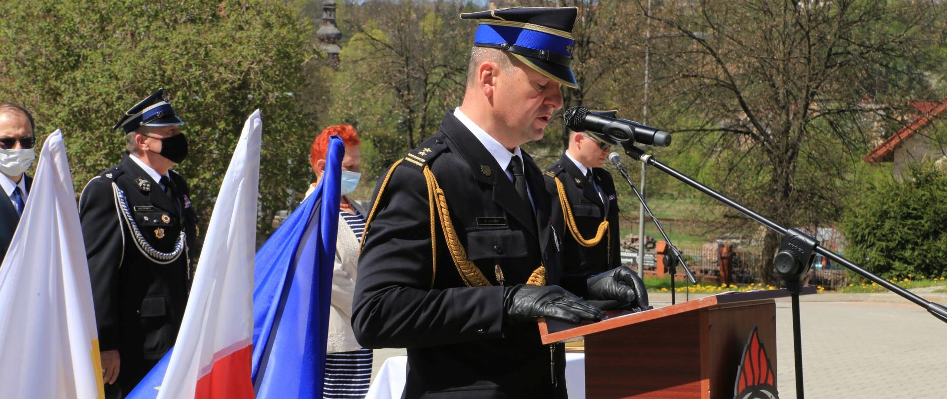 Przemawia Komendant Powiatowy przy mównicy