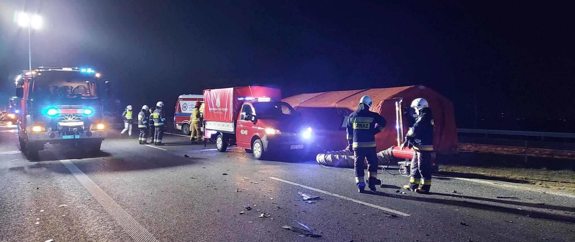 widoczne miejsce zdarzenia uszkodzone pojazdy oraz służby działające na miejscu