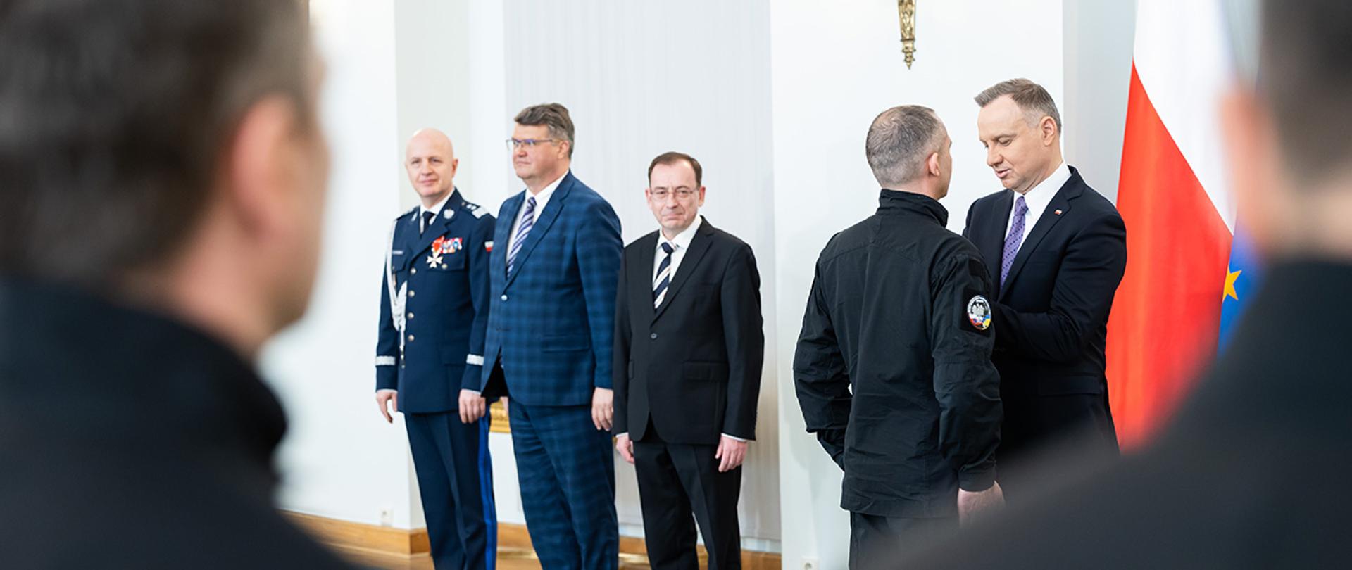 Prezydent Andrzej Duda oraz minister Mariusz Kamiński wręczyli Krzyże Zasługi za Dzielność funkcjonariuszom kontyngentu humanitarnego polskiej Policji, którzy brali udział w misji w Ukrainie 