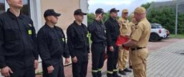 na zdjęciu zmiana służbowa i komendant powiatowy