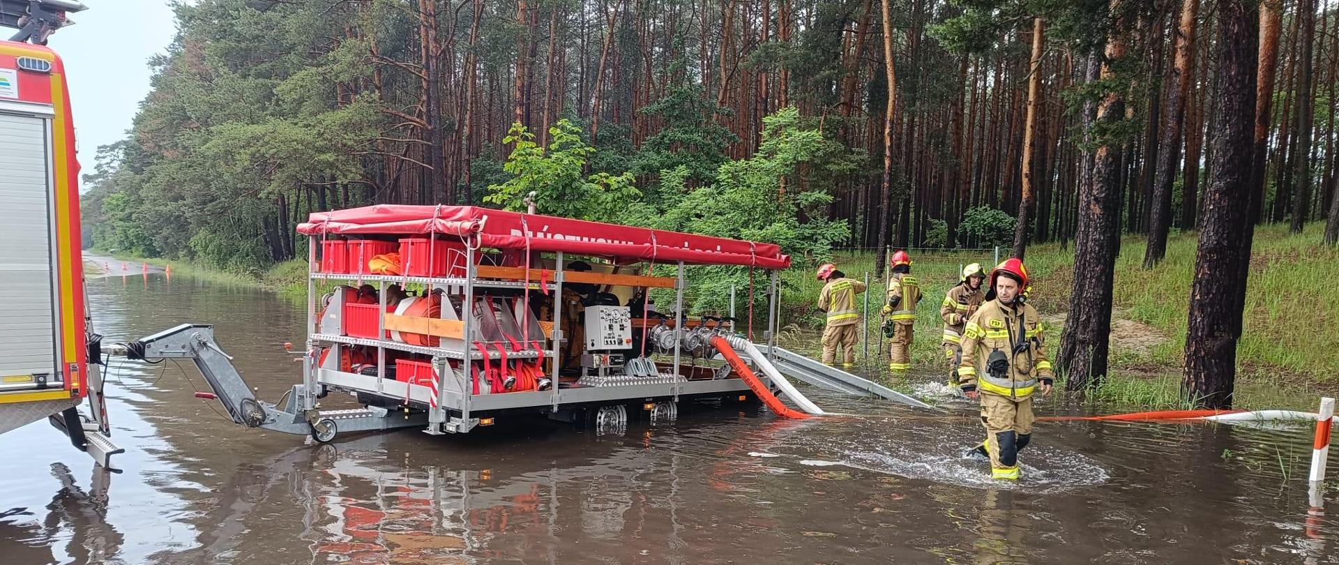 strażacy oraz pompa dużej wydajności pompują wodę 