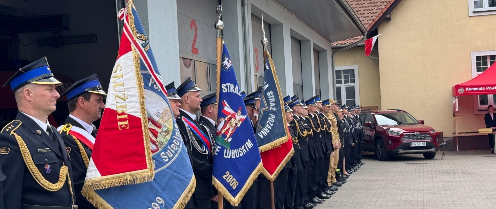 Zdjęcie pododdziału, na pierwszym planie poczty sztandarowe 