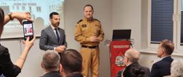 Narada podsumowująca działalność KP PSP w Policach w 2024 roku - w tle uczestnicy narady w sali konferencyjnej