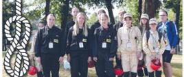 Dziewczęca drużyna strażacka stoi w dwuszeregu mundurach 