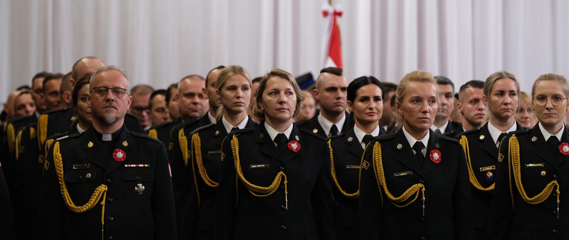 Na zdjęciu widać strażaków podczas uroczystego apelu z okazji narodowego Święta Niepodległości w Akademii Pożarniczej w Warszawie