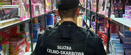 Funkcjonariusz Służby Celno-Skarbowej pomiędzy regałami z podrobionymi zabawkami