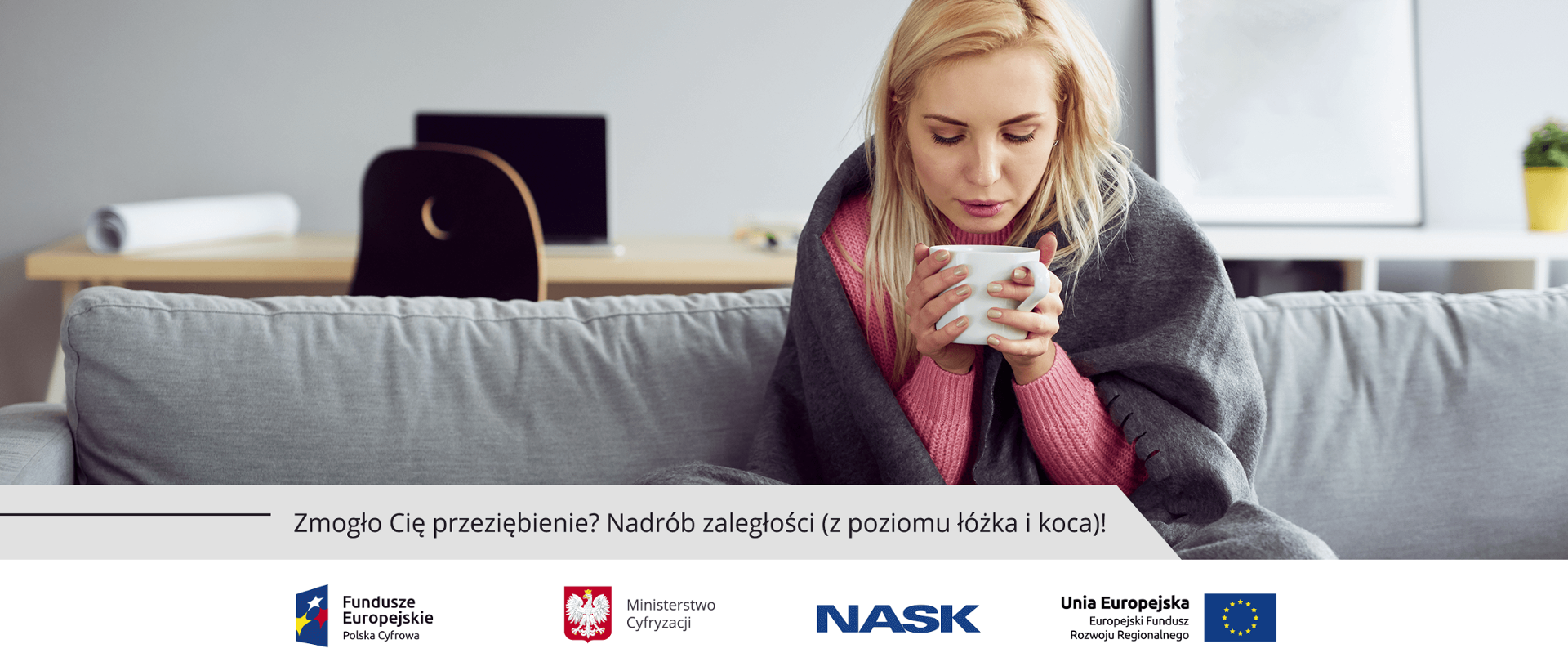Grafika. Kobieta siedząca na kanapie, przykryta kocem i pijąca gorący napój. Poniżej napis: Zmogło Cię przeziębienie? Nadrób zaległości (z poziomu łóżka i koca)!
