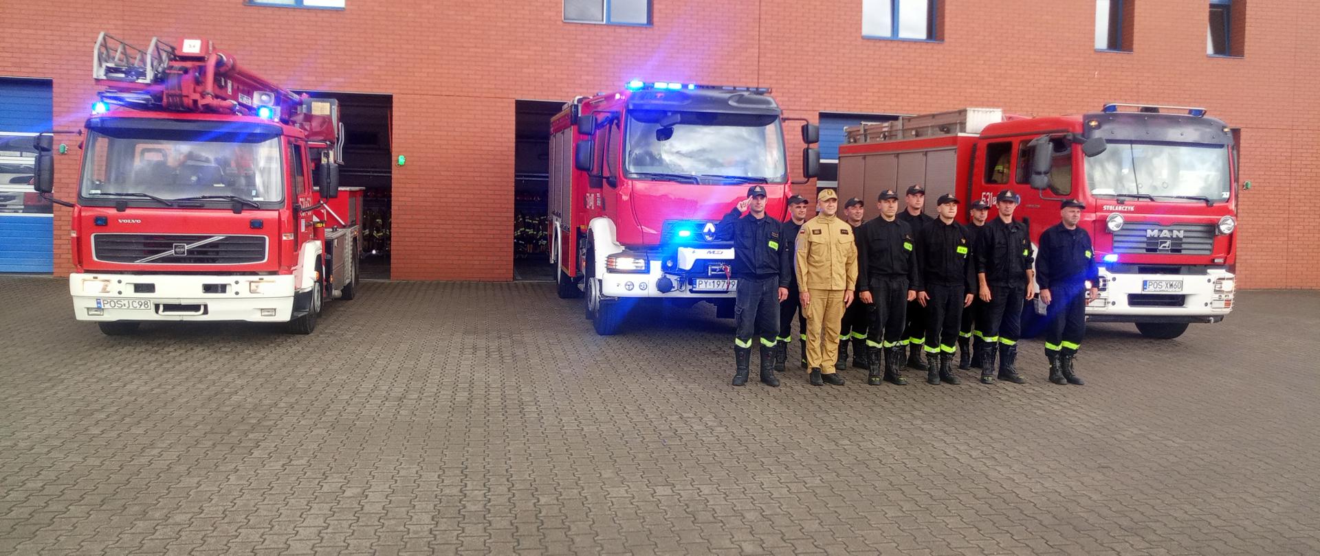 Strażacy oddają hołd w tle samochody straży