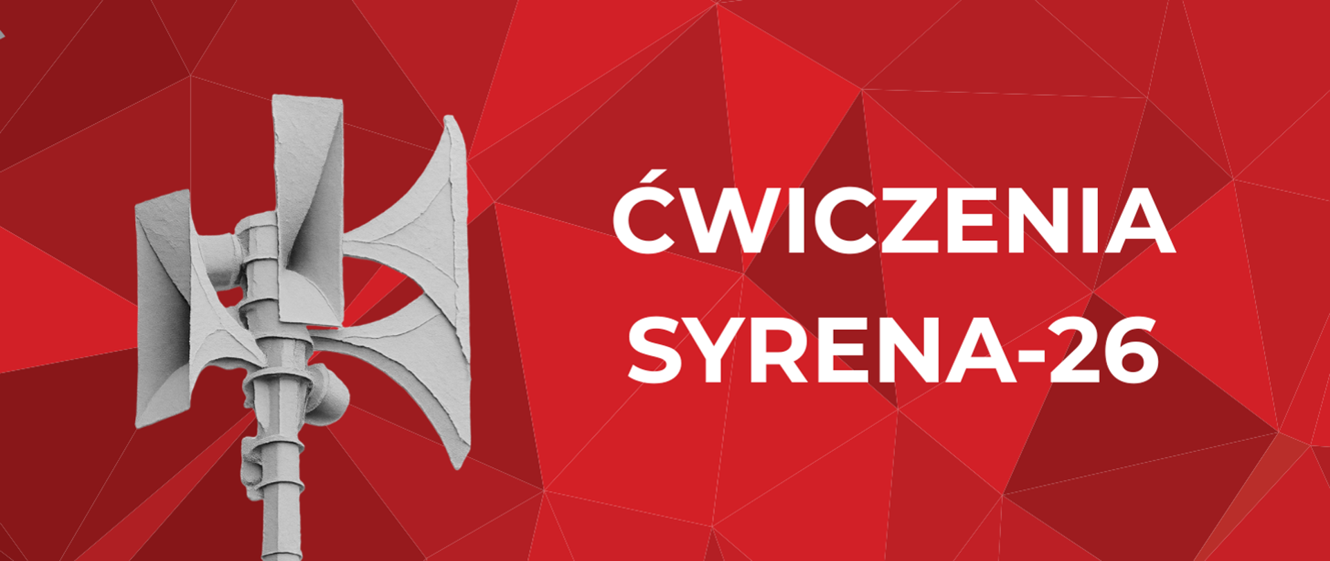 rafika przedstawia ogłoszenie o ćwiczeniach systemów alarmowych.
Po lewej stronie widoczna jest szara syrena alarmowa z wieloma głośnikami tubowymi, zamontowana na słupie. Tło grafiki jest intensywnie czerwone, pokryte geometrycznym wzorem przypominającym trójkątne kryształy lub sieć poligonów.
Po prawej stronie umieszczono duży, czytelny napis w kolorze białym: „ĆWICZENIA SYRENA-26”.