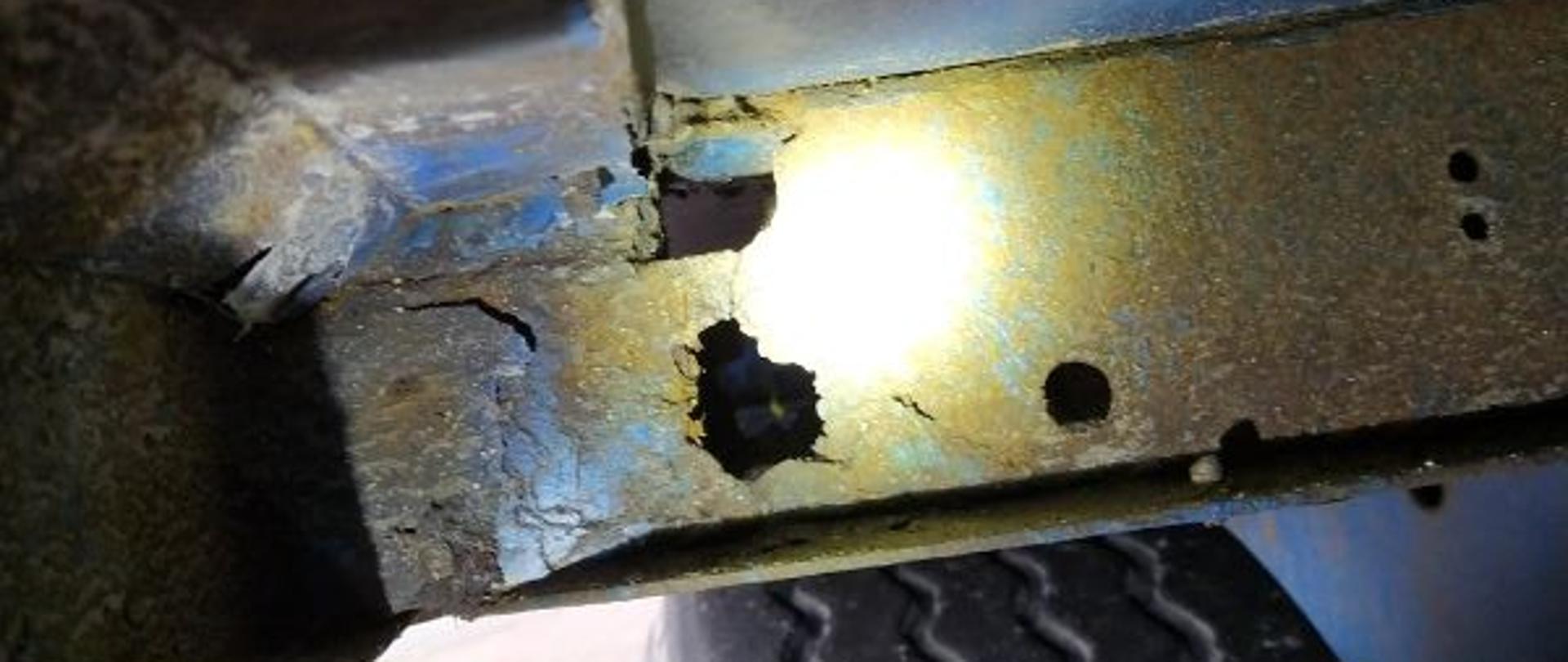 Widok skorodowanej ramy naczepy