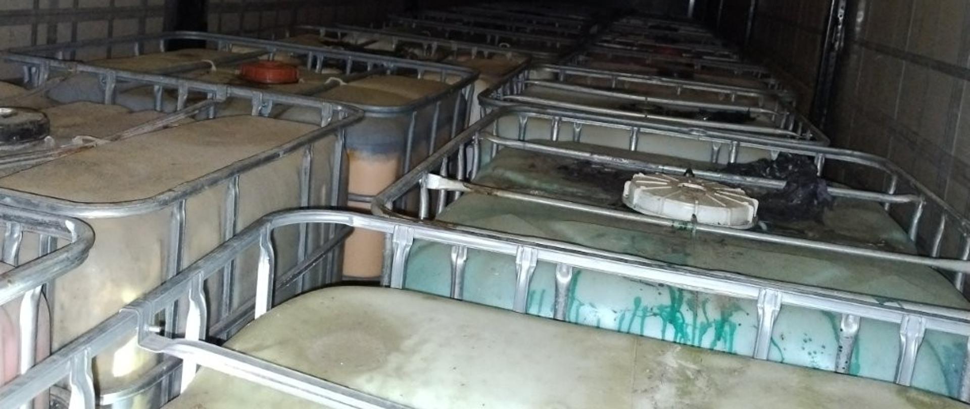 Pojemniki zatrzymane podczas transportu w miejscowości Zalesie w powiecie lubaczowskim. 