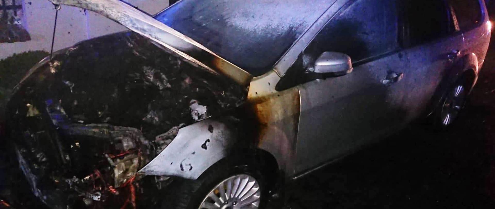 Samochód osobowy ze spaloną komorą silnika