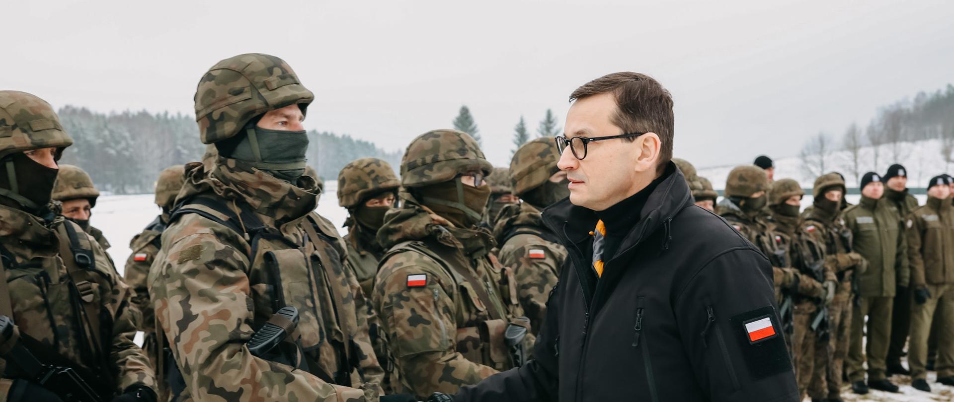 Premier z funkcjonariuszami.