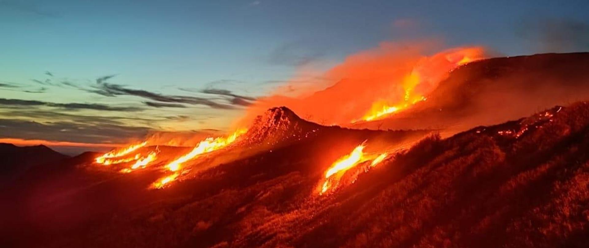 Na zdjęciu widać Połoninę Caryńską która objęta jest pożarem.