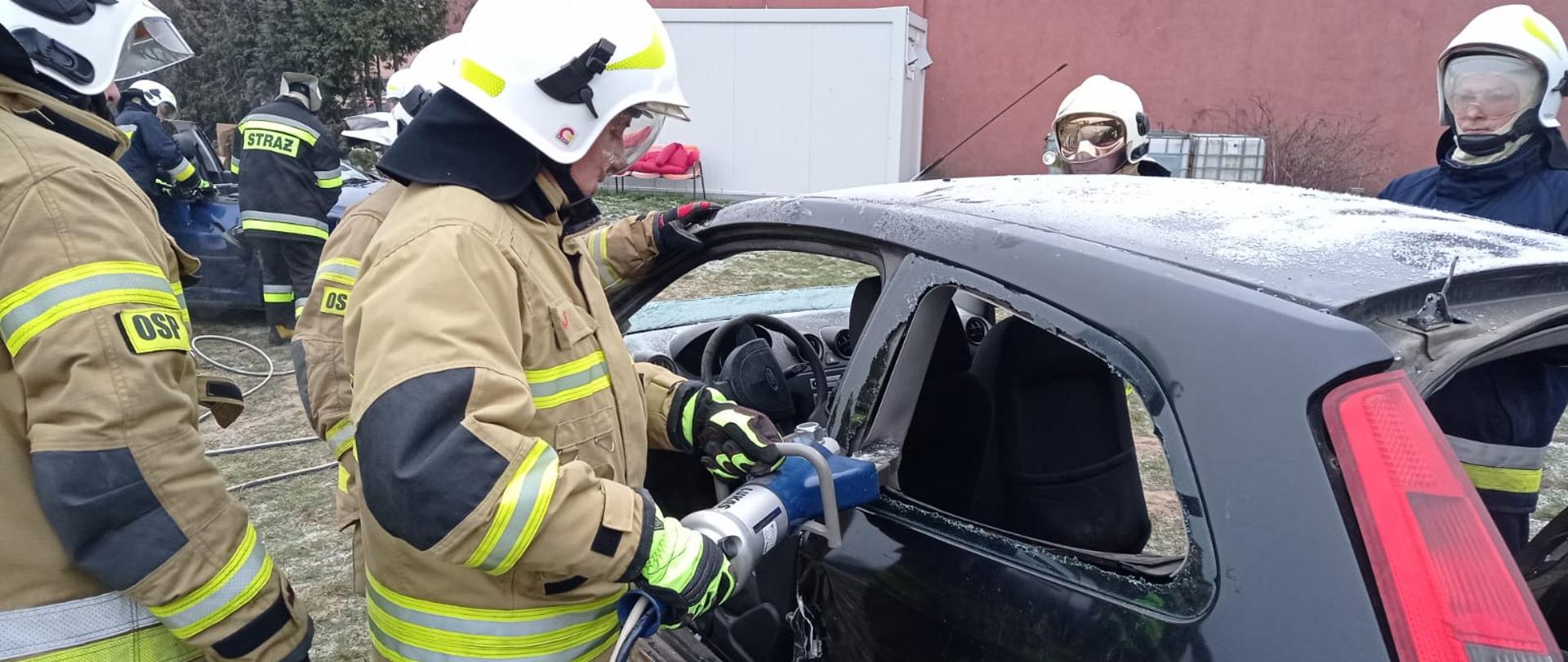 Wycinanie_trzecich_drzwi