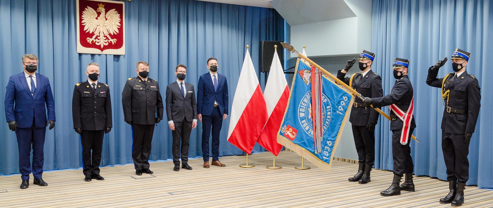 Na zdjęciu widac zaproszonych gości oraz poczet sztandarowy i trzy flagi polski