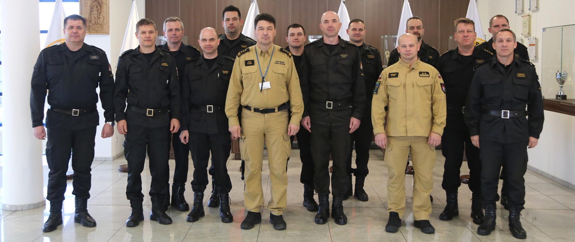 Grupowe zdjęcie uczestników narady (13 funkcjonariuszy) w towarzystwie Komendanta Centralnej Szkoły PSP