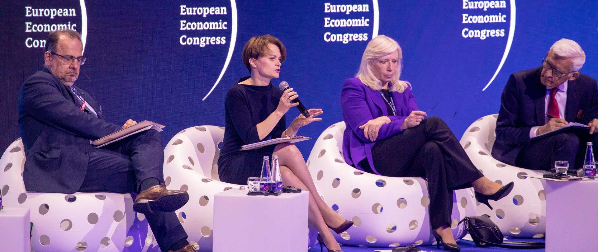 Przemawia minister Jadwiga Emilewicz