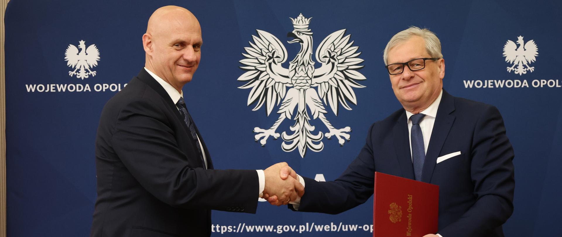 Dwóch mężczyzn podających sobie ręce