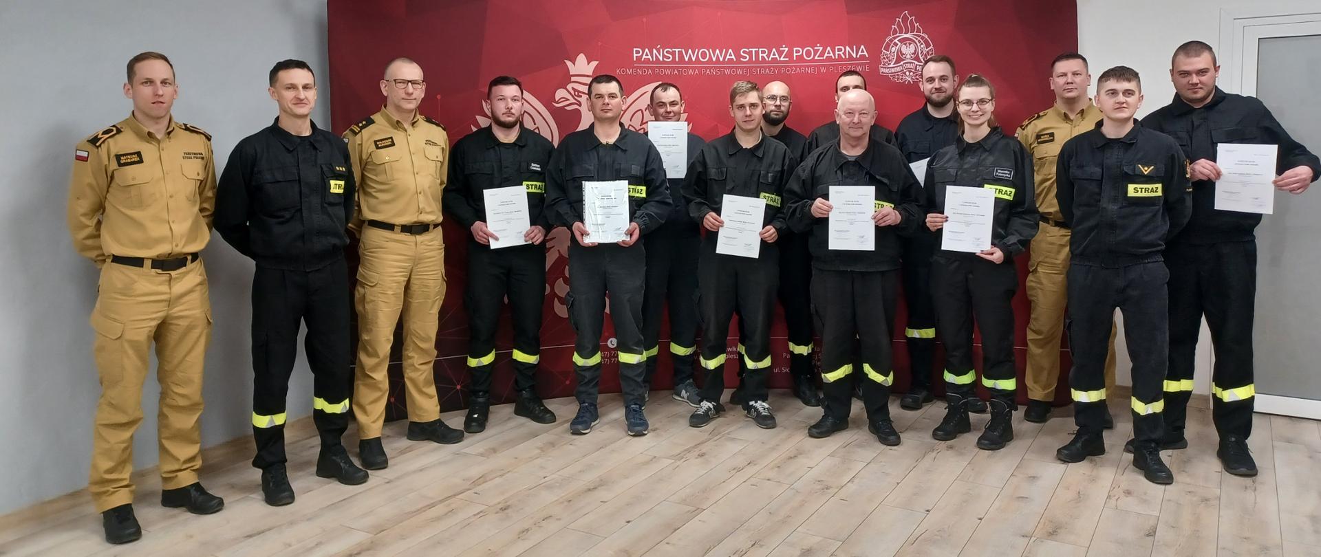 Uczestnicy recertyfikacji w mundurach straży pożarnej stoją do wspólnego zdjęcia
