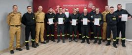 Uczestnicy recertyfikacji w mundurach straży pożarnej stoją do wspólnego zdjęcia