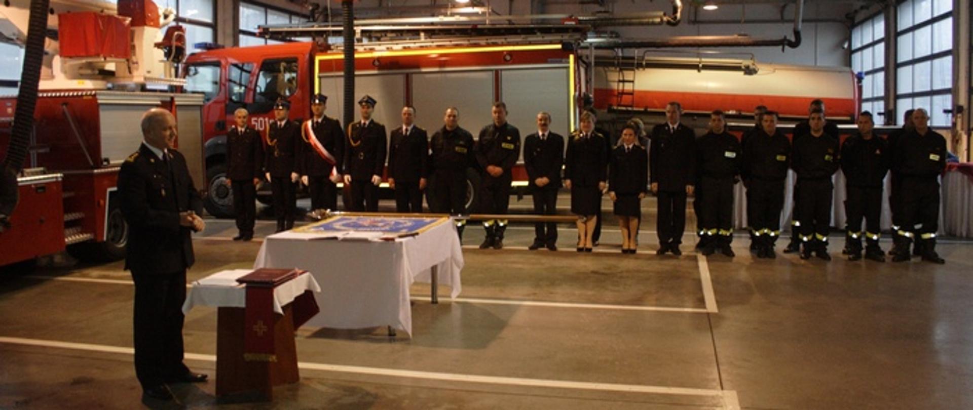 Zdjęcie przedstawia strażaków w mundurach galowych na spotkaniu wigilijnym